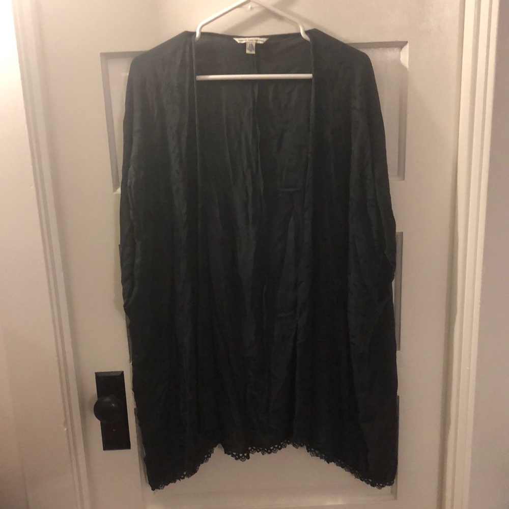 Floral embroidered kimono